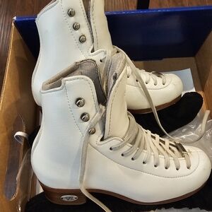 Girls figure ice skates size 13 and 1/2 blade onyx